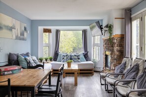 Alfresco dining, serves dinner and happy hour - Samesun Banff - Hostel (Banff)