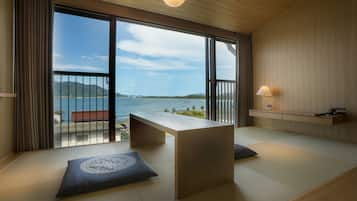 Basic Room, Non Smoking, Ocean View (NEW JPN-western 41㎡) | Peti besi dalam bilik, meja, ruang kerja komputer riba 