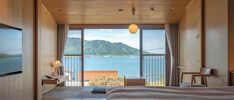 Habitación básica, para no fumadores, vista al océano (NEW JPN-western 41㎡) | 1 habitación, caja de seguridad en la habitación y escritorio