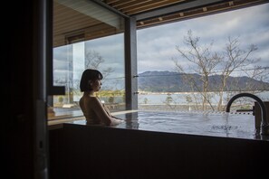 Shower, free toiletries, hair dryer, slippers - Hotel Kitanoya (Miyazu)