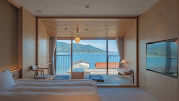 Basic Room, Non Smoking, Ocean View (NEW JPN-western 41㎡) | 1 bilik tidur, peti besi dalam bilik, meja, ruang kerja komputer riba