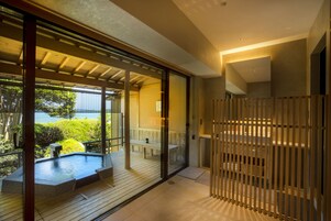 Luxury Room, Non Smoking, Bathtub (42㎡) | In-room safe, desk, laptop workspace, blackout drapes