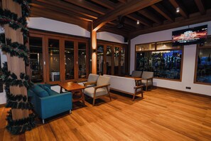 供应早餐、午餐和晚餐，国际美食，海滩景观