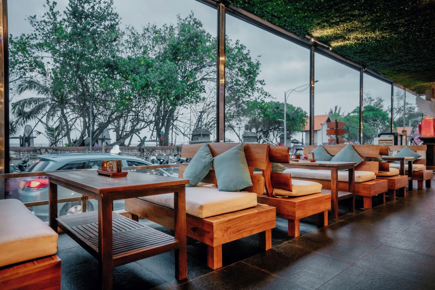 Se sirven desayunos, comidas y cocina internacional con vista a la playa