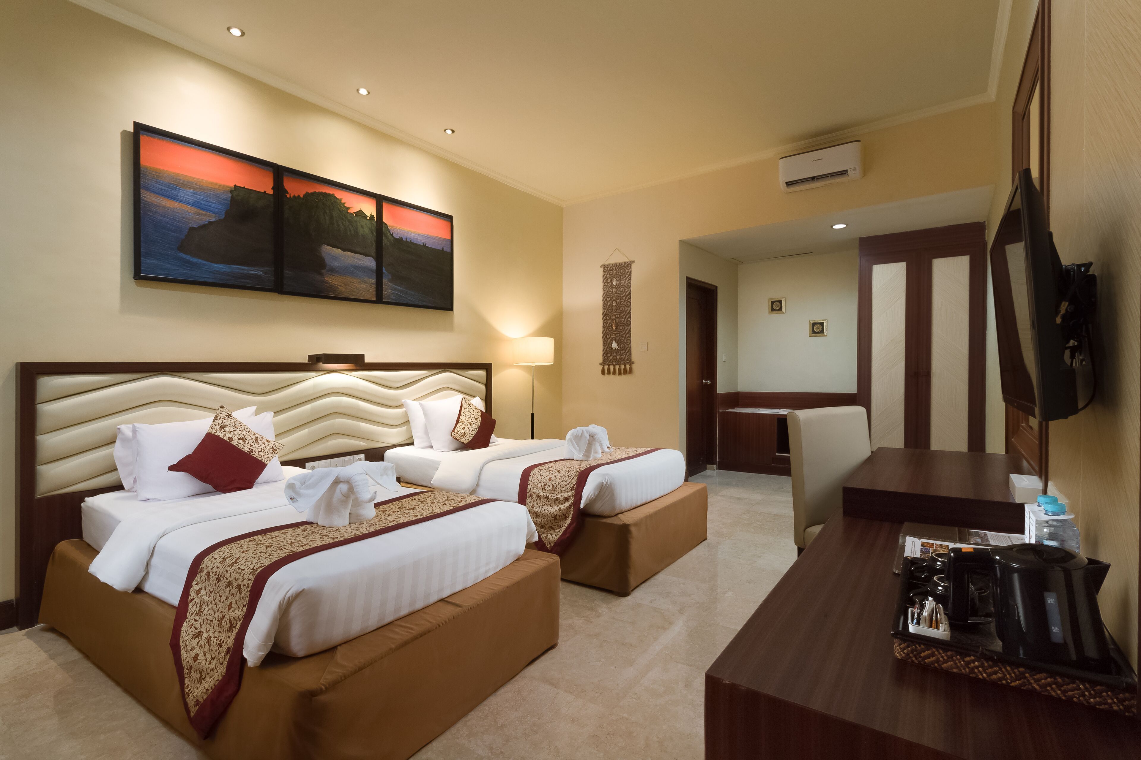 Minibar, safe på rommet, skrivebord og blendingsgardiner