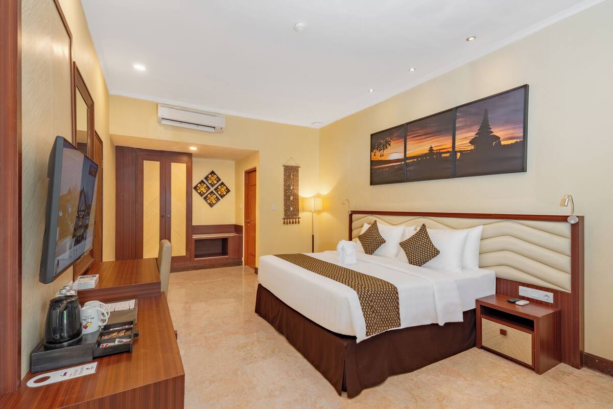 Grand Deluxe | Minibar, in-room safe, desk, blackout drapes