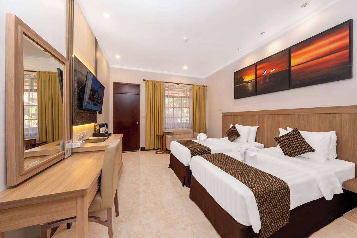 Superior Balcony | Minibar, in-room safe, desk, blackout drapes