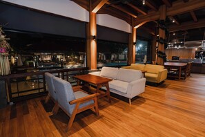 供应早餐、午餐和晚餐，国际美食，海滩景观