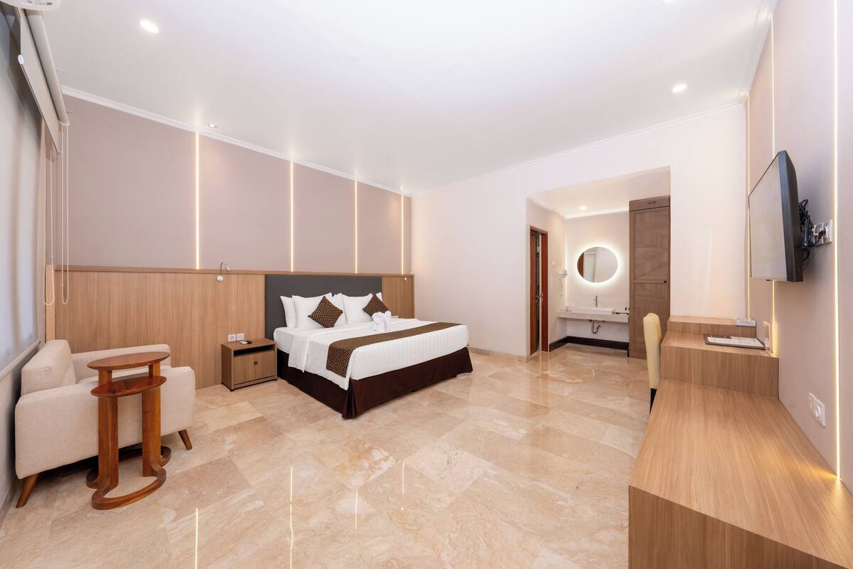 Family Suite | Minibar, in-room safe, desk, blackout drapes