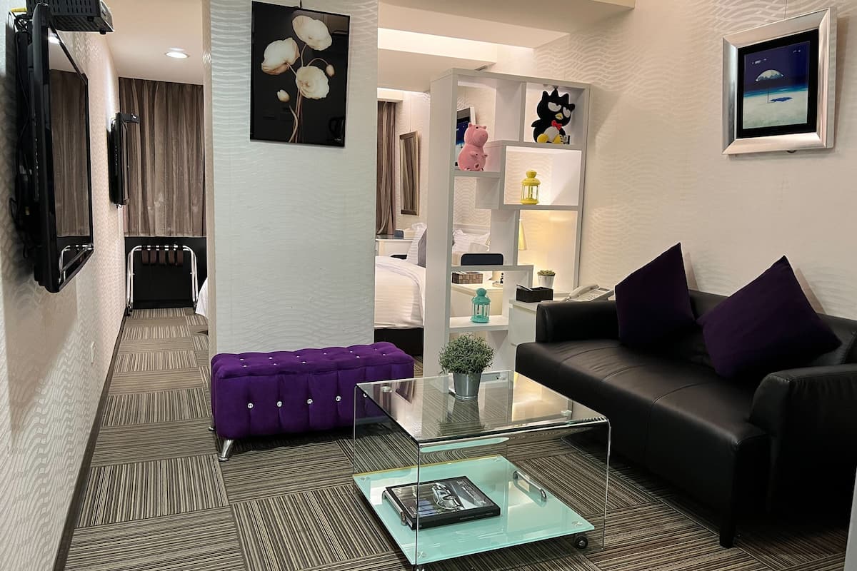 Executive Room, 1 Queen Bed | Down comforters, pillowtop beds, individually decorated, desk