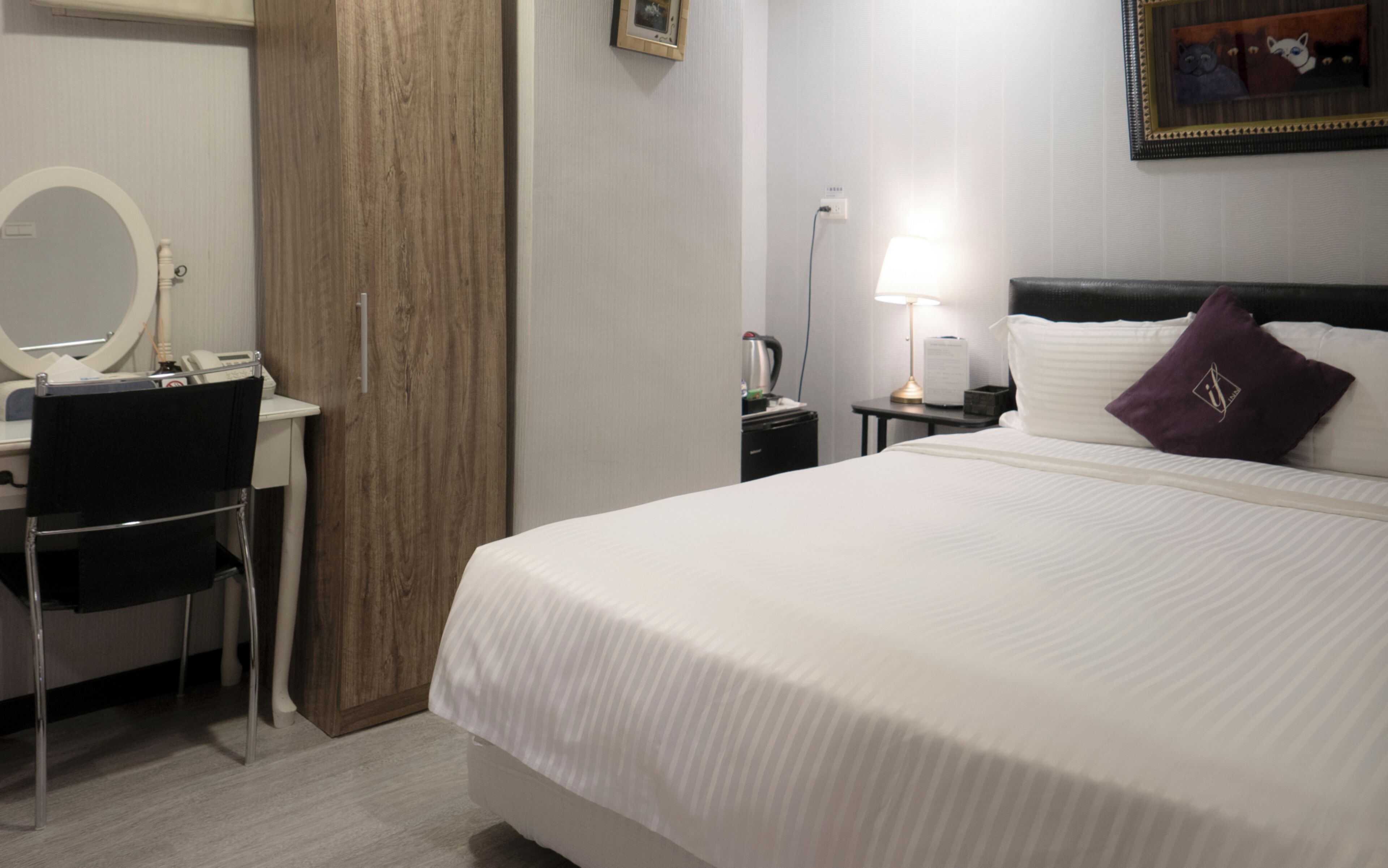ห้องคลาสสิกดับเบิล, ไม่มีหน้าต่าง | ผ้านวมขนเป็ด, เตียงพร้อมฟูกเสริมที่นอน, ห้องพักตกแต่งอย่างมีเอกลักษณ์