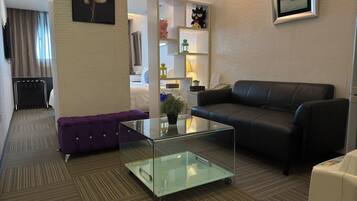 Executive Room, 1 Queen Bed | Down comforters, pillowtop beds, individually decorated, desk