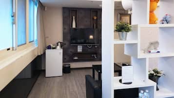 Executive Room, 1 Queen Bed | Down comforters, pillowtop beds, individually decorated, desk