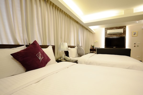 Edredón, camas con pillow-top, decoración personalizada y escritorio