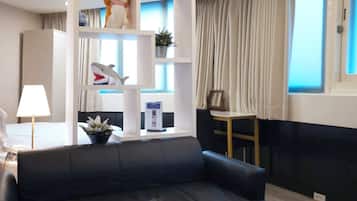 Executive Room, 1 Queen Bed | Down comforters, pillowtop beds, individually decorated, desk