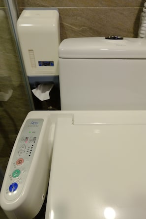 Habitación empresarial individual, sin ventanas | Baño | Regadera, regadera tipo lluvia, secadora de cabello, pantuflas