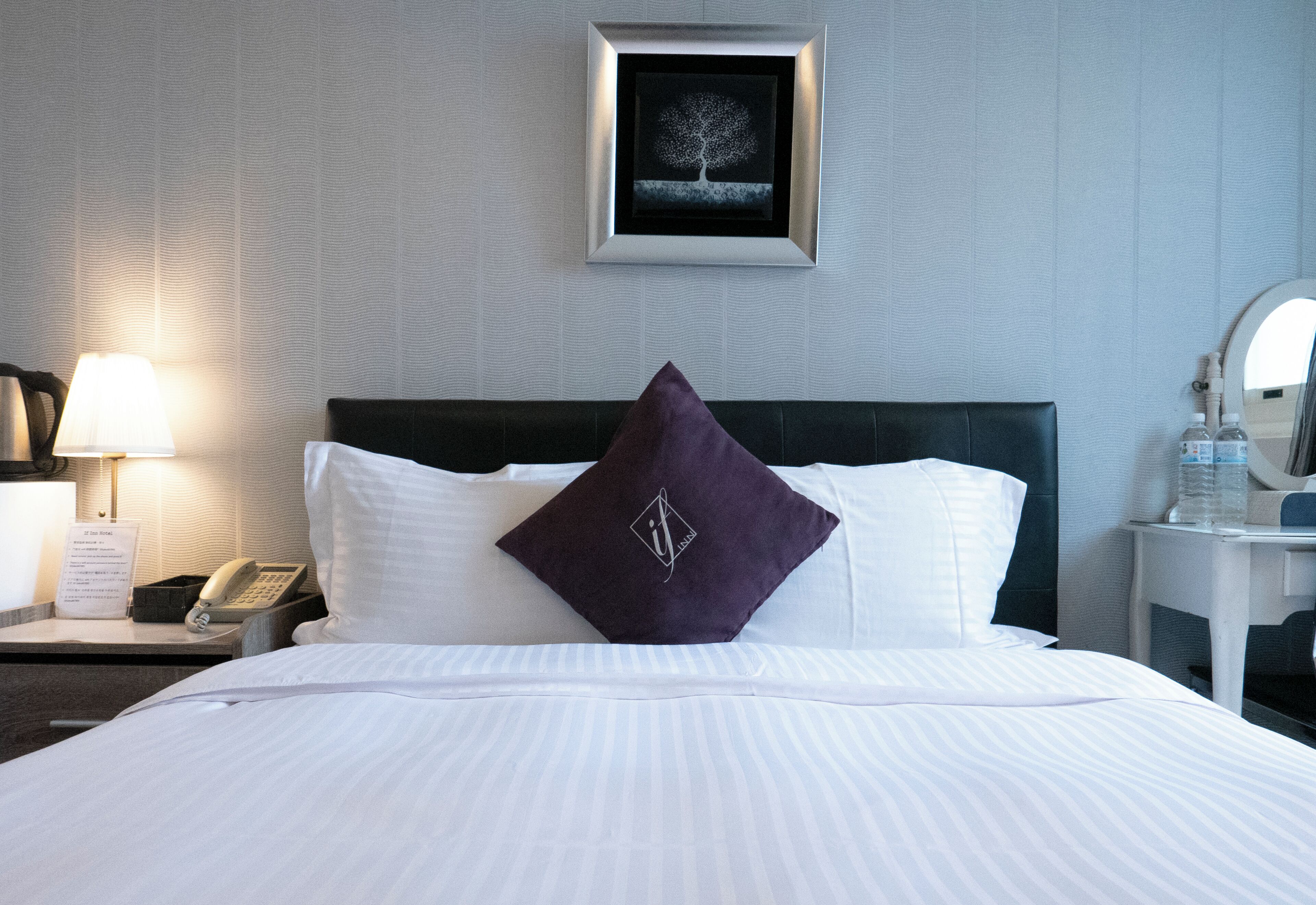 ห้องดีลักซ์ดับเบิล | ผ้านวมขนเป็ด, เตียงพร้อมฟูกเสริมที่นอน, ห้องพักตกแต่งอย่างมีเอกลักษณ์