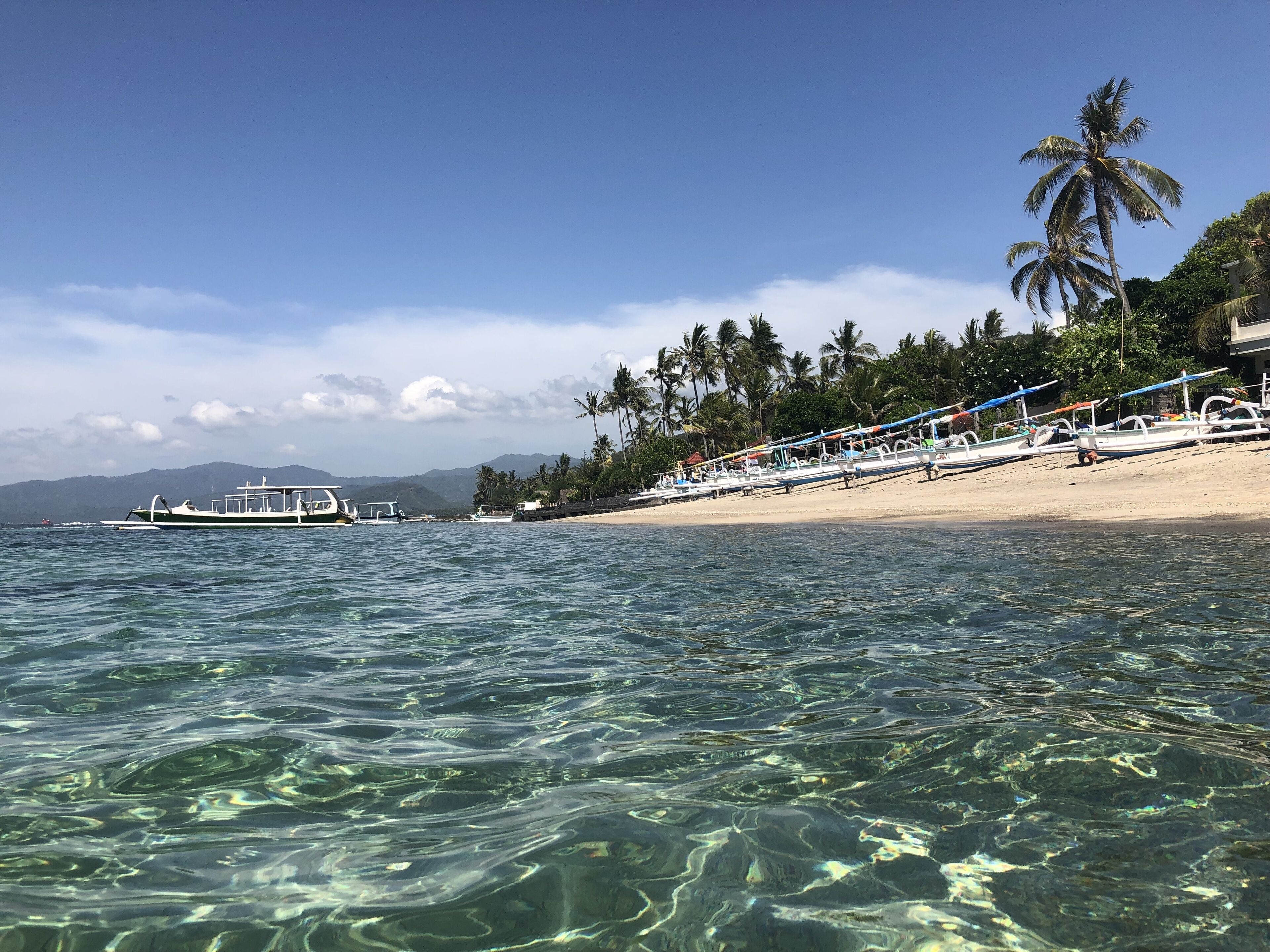 Una playa cerca, toallas de playa, paseos en botes a motor, pesca