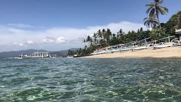 Perto da praia, toalhas de praia, passeios de lancha, prática de pesca