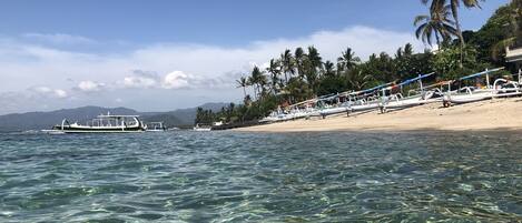 Beach nearby, beach towels, motor boating, fishing