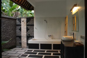 Deep-soaking bathtub