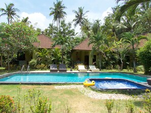 Outdoor pool, pool loungers - ArcoIris (Karangasem)