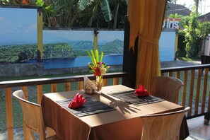 Breakfast, lunch, dinner served; Regional cuisine, alfresco dining 