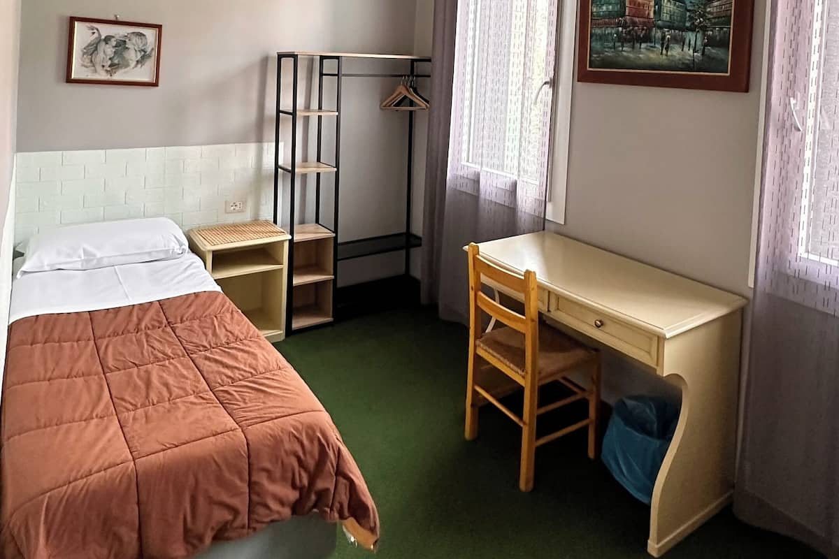 Habitación individual, baño compartido | Escritorio, tabla de planchar con plancha, wifi gratis y ropa de cama