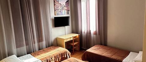 Triple Room | Desk, iron/ironing board, free WiFi, bed sheets