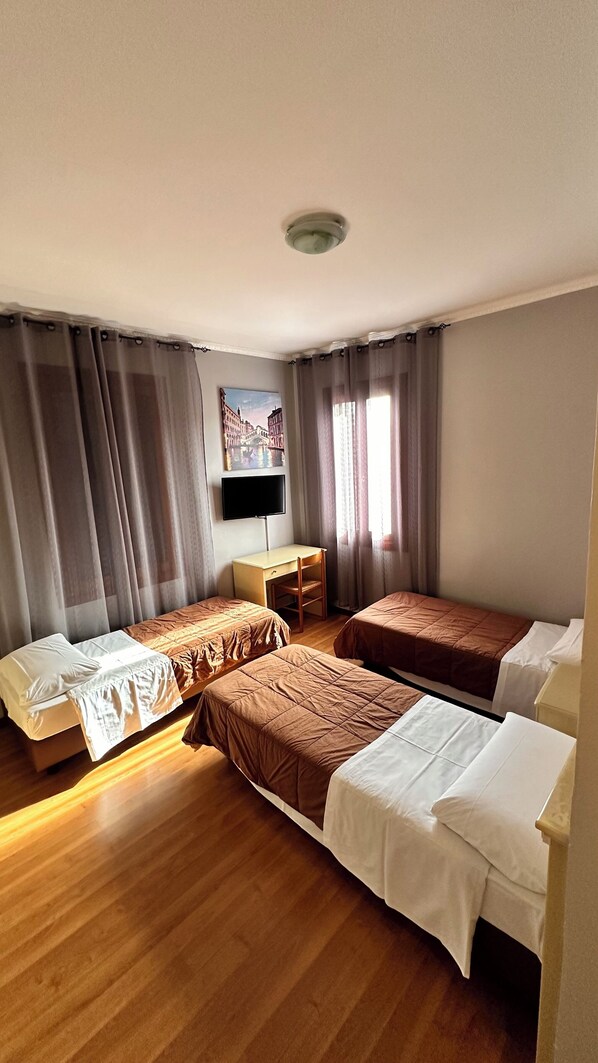 Tremannsrom | Skrivebord, strykejern/-brett, wi-fi (inkludert) og sengetøy