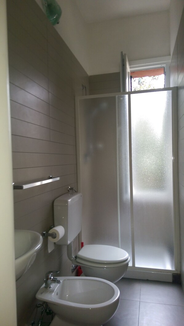 A bathroom with a toilet, bidet, and a shower enclosure. - Nuova Locanda Belvedere (Mestre)