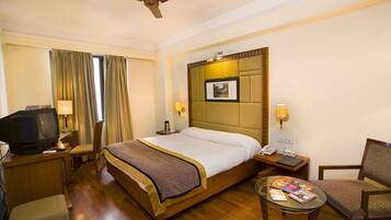 Executive Room, 1 Bedroom, City View | Minibar, desk, blackout curtains, soundproofing