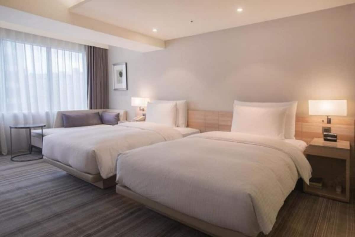 Down comforters, in-room safe, desk, blackout drapes