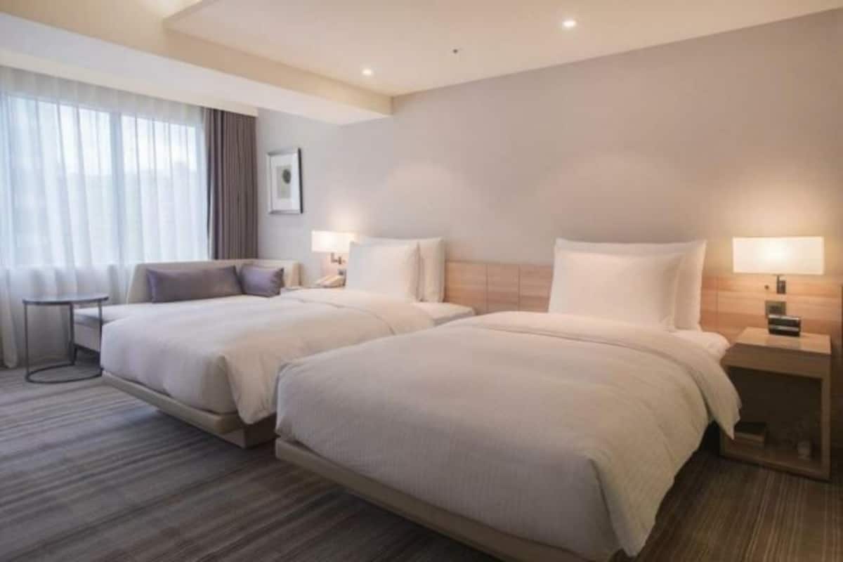 Down comforters, in-room safe, desk, blackout drapes