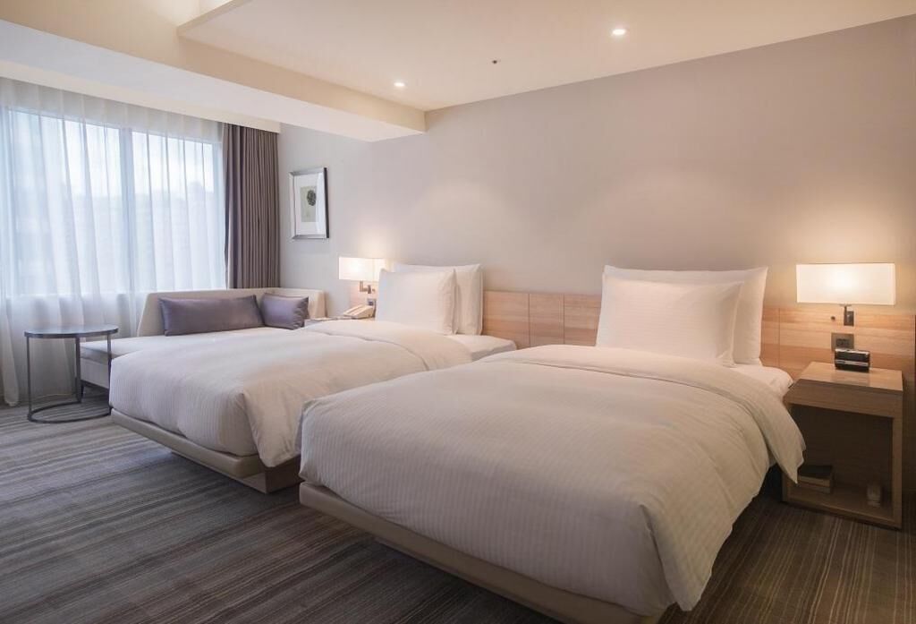 Down comforters, in-room safe, desk, blackout drapes