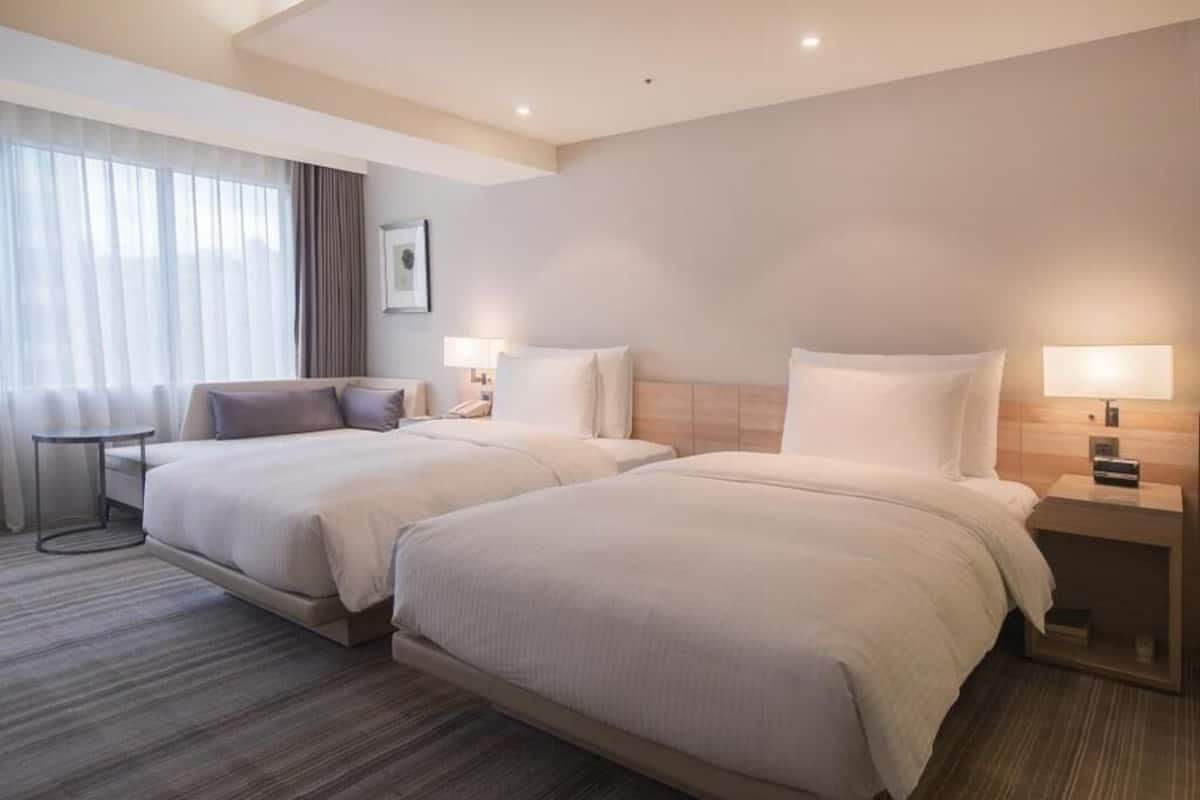 Down comforters, in-room safe, desk, blackout drapes