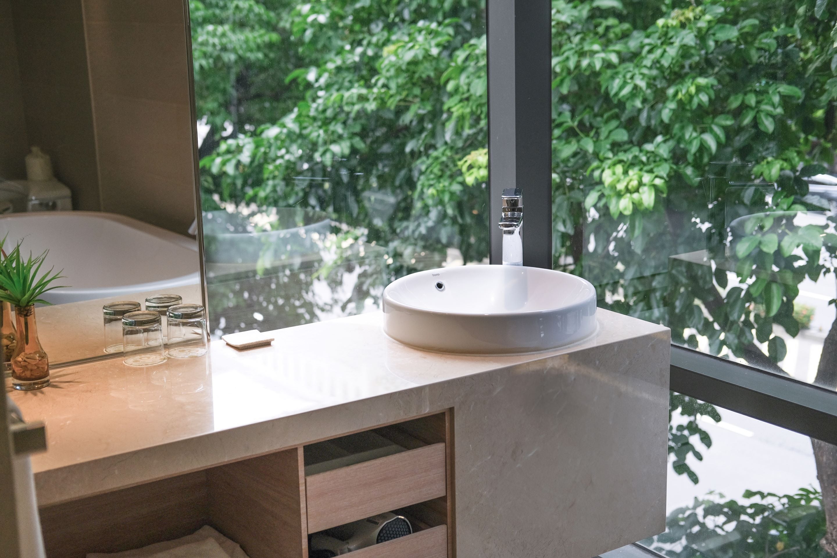 cozzi corner king room  | bathroom | eco-friendly toiletries, hair dryer, slippers, towels