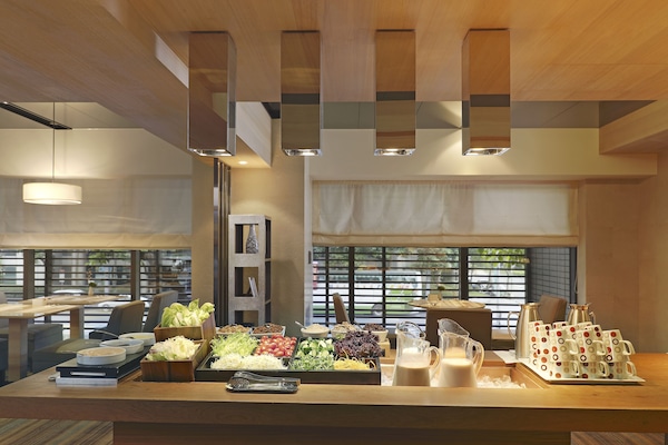 Daily buffet breakfast (TWD 605 per person)