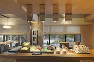 Desayuno buffet diario (TWD 605 por persona)