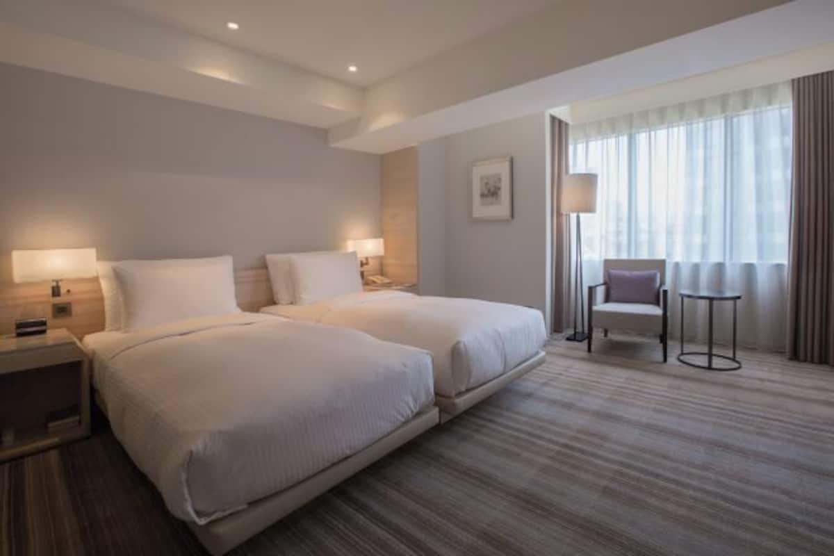 Down comforters, in-room safe, desk, blackout drapes