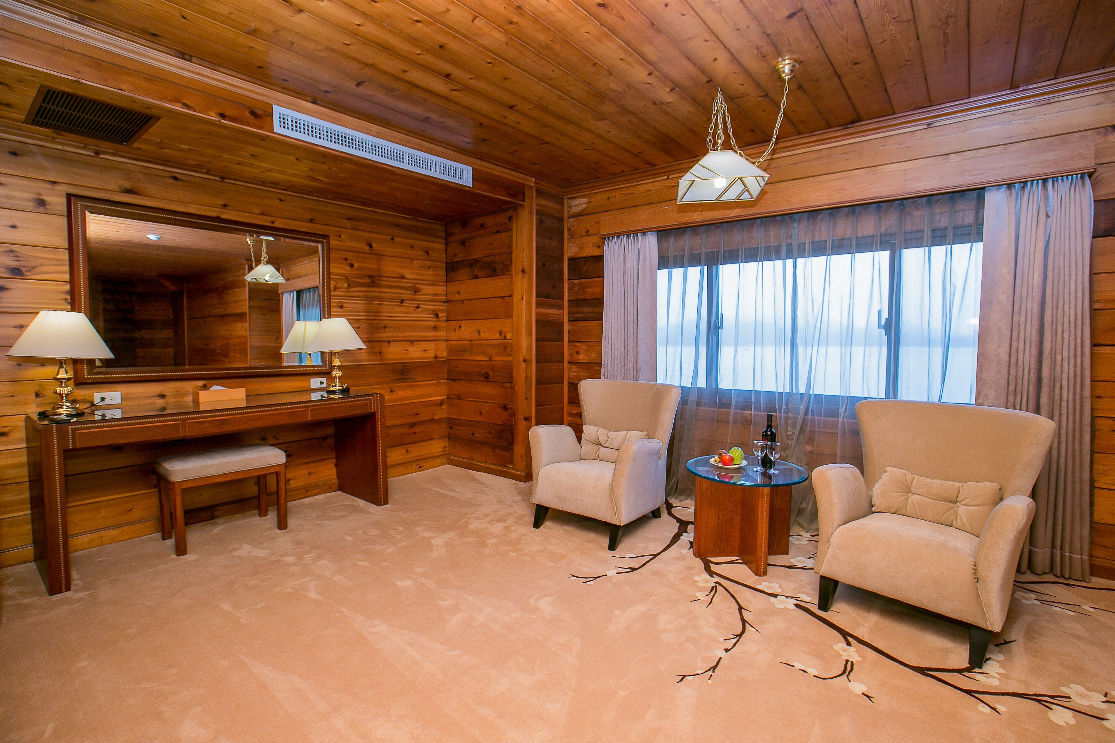 deluxe room, 1 double bed, lake view | 1 bedroom, in-room safe, desk, free wifi