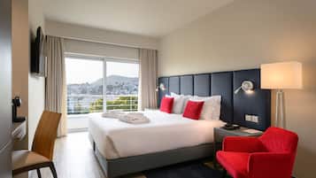 Rom – deluxe | Safe på rommet, skrivebord, blendingsgardiner og lydisolert