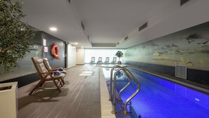 屋内プール、営業時間 8:00 ~ 21:00、サンラウンジャー
