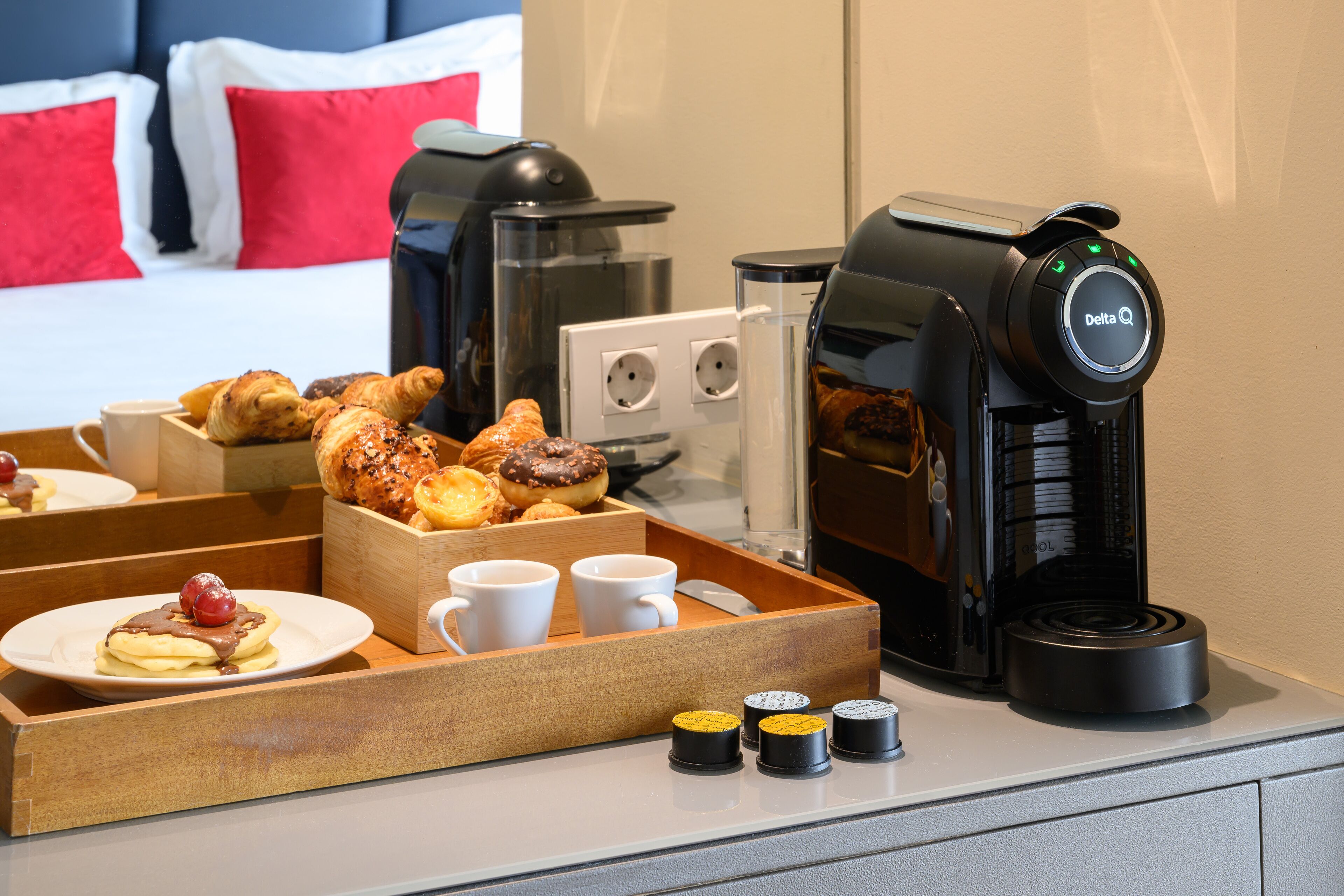 Un bufé de desayuno con bollería, café y té.