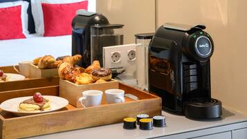 Un bufé de desayuno con bollería, café y té.
