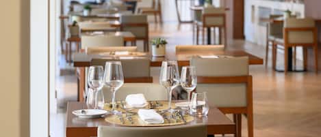 Sarapan, makan tengah hari dan makan malam dihidangkan