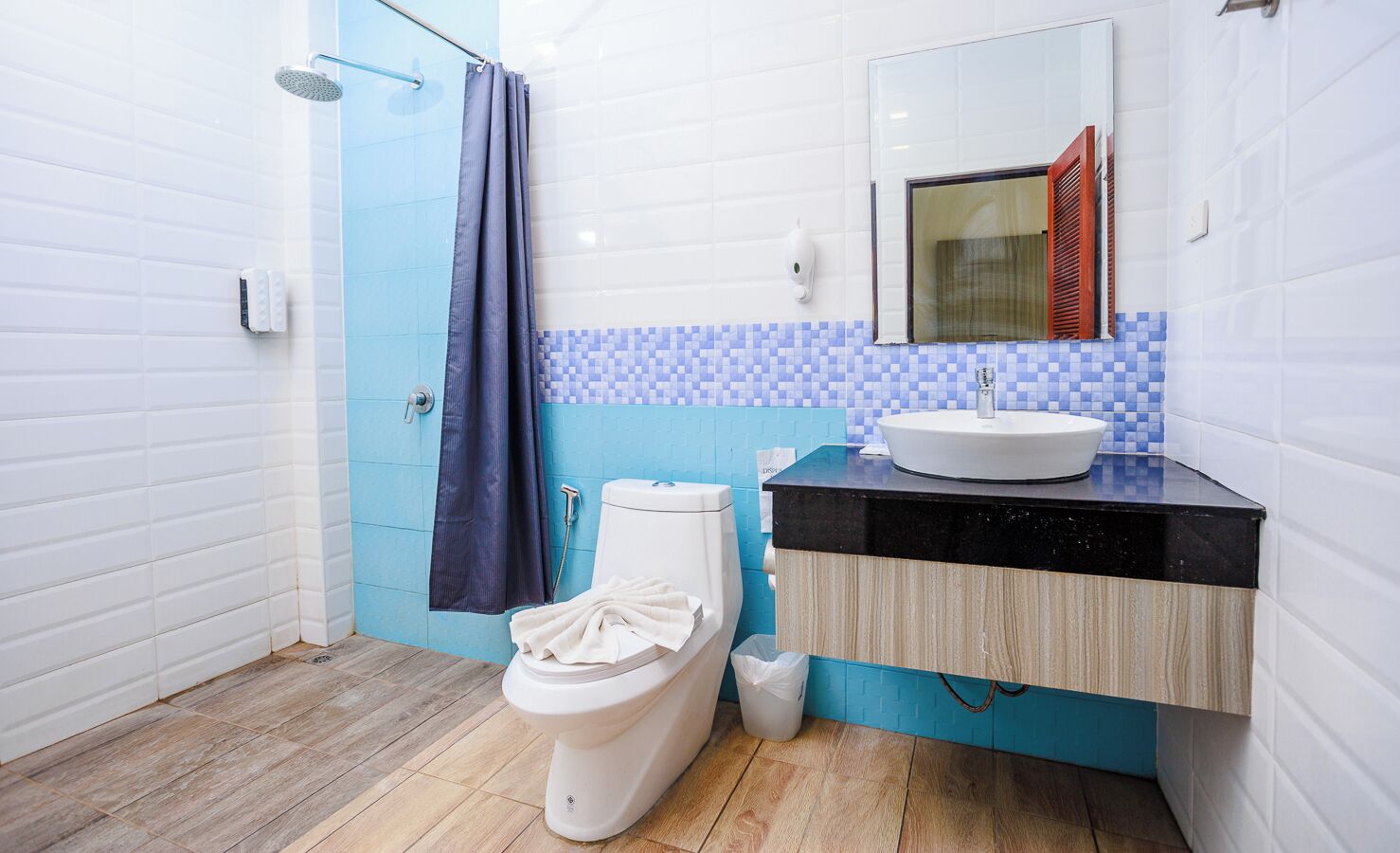 shower, free toiletries, hair dryer, towels