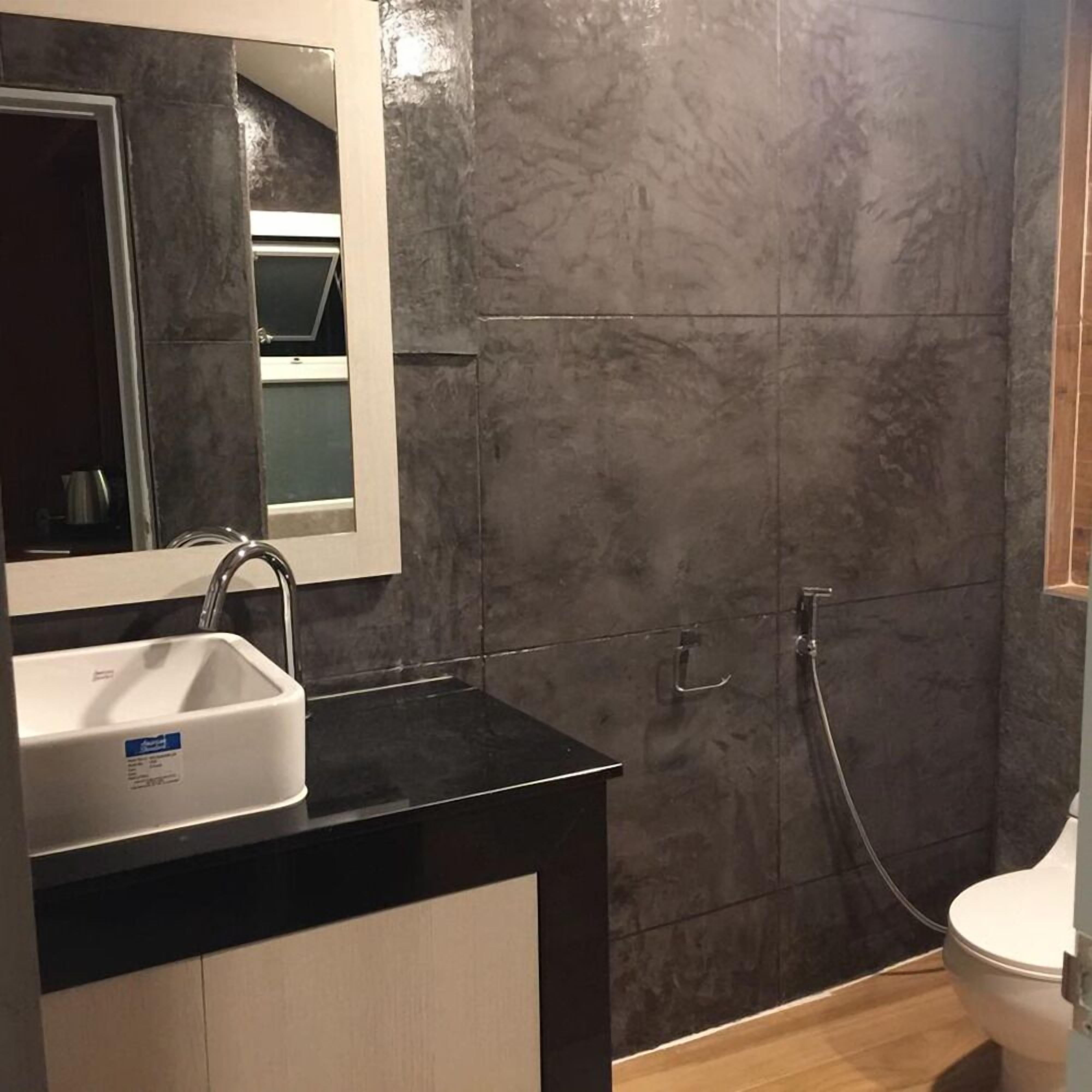 standard room | bathroom | shower, free toiletries, hair dryer, towels
