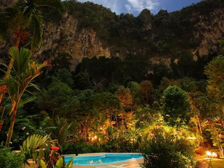 Una piscina al aire libre