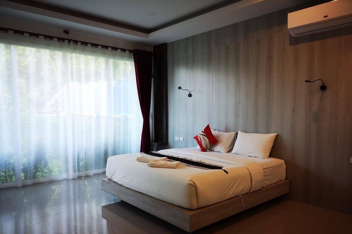 Blackout curtains, free WiFi